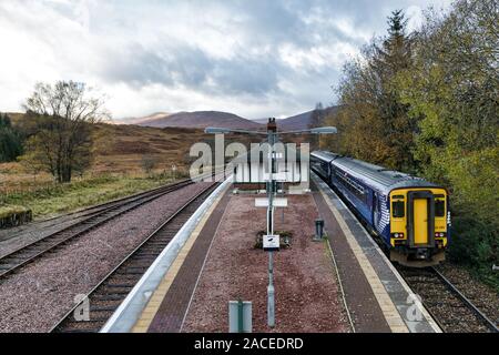 Rannoch, Schottland - Nov 4, 2019: ein Diesel Zug kommt in die Plattform 1 am entfernten Bahnhof an Ronnoch Stockfoto