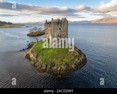 Loch Linnhe, Schottland - Nov 3, 2014: Das ist Castle Stalker auf einer kleinen Insel im Loch Linnhe, Schottland. Es hat als Drehort für ein Paar verwendet. Stockfoto