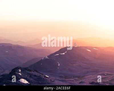 22/07-18, Granada, Spanien. Observatorio de Sierra Nevada fotografiert bei Sonnenuntergang von Pico Veleta. Stockfoto