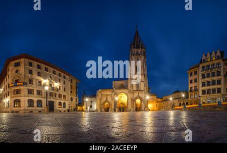 Oviedo, Spanien. Panoramablick auf Plaza Alfonso II el Casto, mit Kathedrale in der Dämmerung Stockfoto