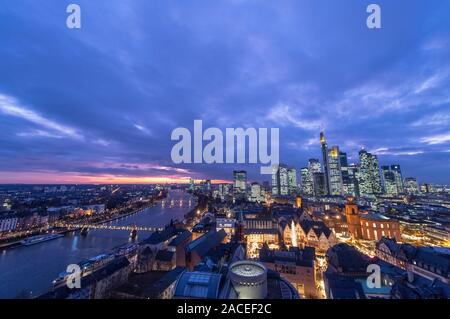 02 Dezember 2019, Hessen, Frankfurt/Main: Im letzten Licht des Tages die Bank Türme Glanz, während der Weihnachtsmarkt erstreckt sich von der Hauptstraße (l) auf dem Römerberg, Paulsplatz (Mitte, r). Foto: Boris Roessler/dpa Stockfoto