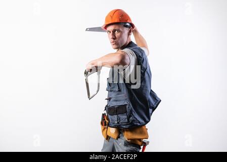 Ein Bauherr mit Kreissägen in einem Helm verspottet. Auf einem hellen Hintergrund. Stockfoto