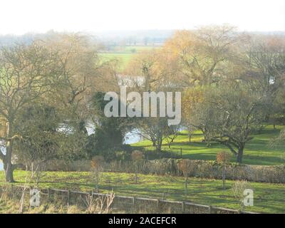 Blick vom Damm das war Fotheringhay Castle, mit Blick auf den Fluss Nene mit der umliegenden Landschaft im Winter die Sonne. Stockfoto