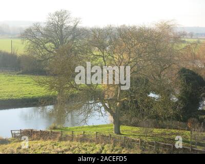 Blick vom Damm das war Fotheringhay Castle, mit Blick auf den Fluss Nene mit der umliegenden Landschaft im Winter die Sonne. Stockfoto