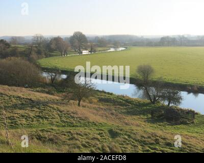 Blick vom Damm das war Fotheringhay Castle, mit Blick auf den Fluss Nene mit der umliegenden Landschaft im Winter die Sonne. Stockfoto