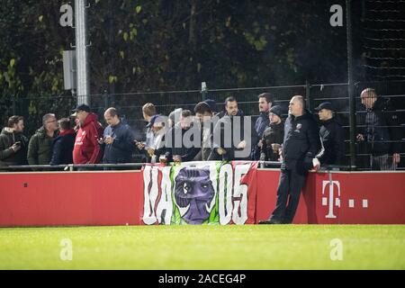 Utrecht, Niederlande. 02 Dez, 2019. Utrecht, 02-12-2019, Sportcomplex Zoudenbalch, Saison 2019/2020, Keuken Kampioen Divisie. Almere City Fans während des Spiels Jong Utrecht - Almere City Credit: Pro Schüsse/Alamy leben Nachrichten Stockfoto