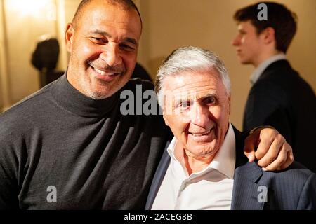 Amsterdam, Niederlande. 02 Dez, 2019. AMSTERDAM, Leidseplein, 02-12-2019, Ruud Gullit und Sjaak Zwart bei der Vorstellung des Buches von Marco van Basten Buch "Basta". Marcel 'Marco' van Basten ist ein niederländischer Fußballspieler und ehemaliger Fußballprofi, die für Ajax und AC gespielt Mailand, sowie in den Niederlanden nationale Team Credit: Pro Schüsse/Alamy leben Nachrichten Stockfoto