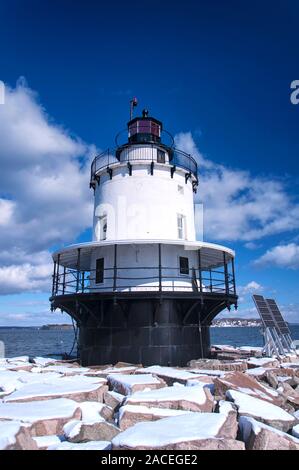 Die schneebedeckten Frühjahr Punkt Vorsprung Leuchtturm in Portland Maine auf einer blauen Himmel Winter Tag. Stockfoto