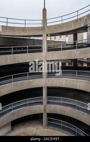 Parkgarage Spirale Rampe Stockfoto