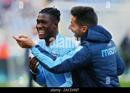 Bastos Latium teilt ein Lachen mit Jony während der Aufwärmphase vor der Italienischen Meisterschaft in der Serie A Fußballspiel zwischen SS Lazio und Udinese Calcio am 1. Dezember 2019 im Stadio Olimpico in Rom, Italien - Foto Federico Proietti/ESPA-Bilder Stockfoto