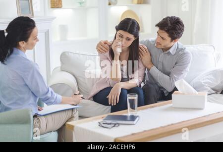 Mann beruhigend sein Weinen Frau während Familie Therapie Stockfoto