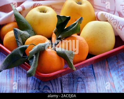 Frische Äpfel und Mandarinen. Gesunde Früchte auf dem Tisch. Stockfoto