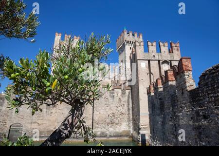 Stadt Sirmione an der Küste von Gardasee, Lombardei, Italien Stockfoto