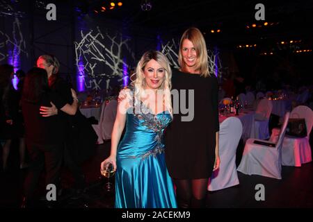 Ayfer Arslan und die Partnerin von Balian Buschbaum bei der Charity Gala-SK-WelcomeHome in der Reithalle in München am Stockfoto