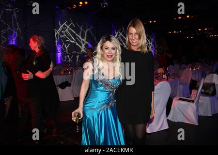 Ayfer Arslan und die Partnerin von Balian Buschbaum bei der Charity Gala-SK-WelcomeHome in der Reithalle in München am Stockfoto