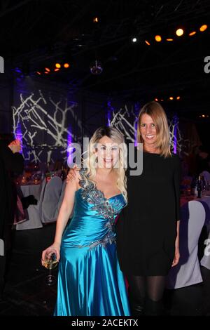 Ayfer Arslan und die Partnerin von Balian Buschbaum bei der Charity Gala-SK-WelcomeHome in der Reithalle in München am Stockfoto