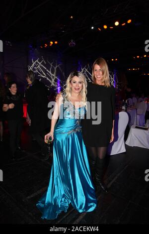 Ayfer Arslan und die Partnerin von Balian Buschbaum bei der Charity Gala-SK-WelcomeHome in der Reithalle in München am Stockfoto