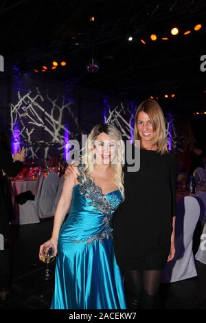 Ayfer Arslan und die Partnerin von Balian Buschbaum bei der Charity Gala-SK-WelcomeHome in der Reithalle in München am Stockfoto