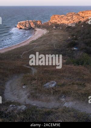 Malerische Seenlandschaft der Krim. Pfad gemütlichen Strand mit Felsen und ruhige See bei Sonnenuntergang kopieren Platz leeren Stockfoto