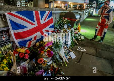 London, Großbritannien. 02 Dez, 2019. Tribute sind auf die London Bridge nach dem Angriff auf Freitag gelegt. Credit: Guy Bell/Alamy leben Nachrichten Stockfoto