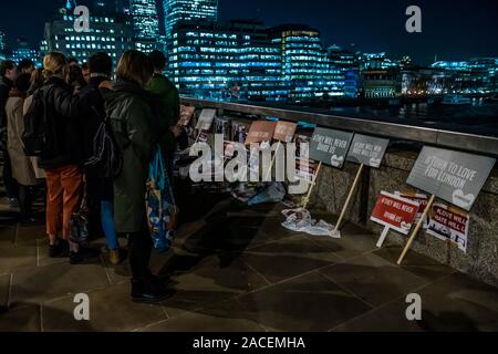 London, Großbritannien. 02 Dez, 2019. Freunde und Familie zu beklagen - Tribute sind auf die London Bridge nach dem Angriff auf Freitag gelegt. Credit: Guy Bell/Alamy leben Nachrichten Stockfoto