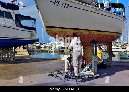 Segelboot auf unterstützt im Trockendock Mit arbeiter Reinigung der Rumpf für Malerarbeiten, Marina Funtana, Funtana, Kroatien, Stockfoto