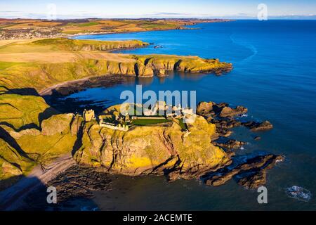 Luftaufnahme von der Drohne von Dunnottar Castle in der Nähe von Stonehaven in Aberdeenshire, Schottland, Großbritannien Stockfoto