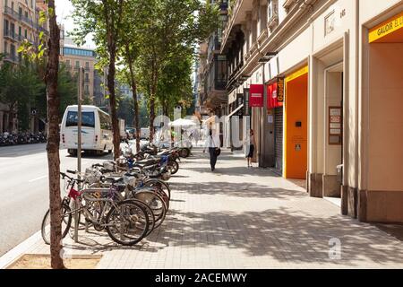 BARCELONA, SPANIEN - 15. SEPTEMBER 2011: Eine der Straßen in Barcelona, Spanien. Stockfoto