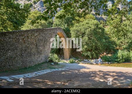 Die Brücke von Agios Vissarionas in Meteora, Thessalien, Griechenland. Die Brücke wurde 1514 errichtet und liegt inmitten einer bemerkenswerten Landschaft Stockfoto