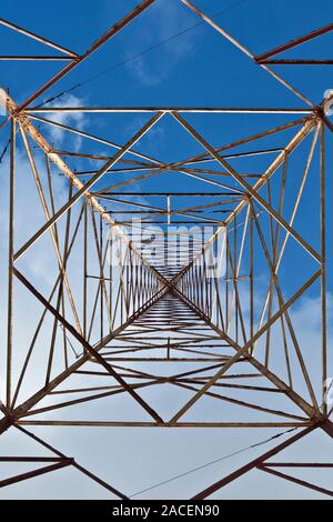 Abstrakte ungewöhnlicher Blick von unten ein altes Radio Tower. Stockfoto