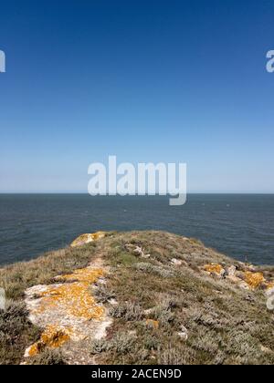 Minimalistische seascape der Krim mit ruhigen Meer, strahlend blauer Himmel und felsigen Klippen Platz kopieren Stockfoto
