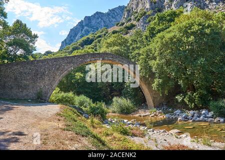 Die Brücke von Agios Vissarionas in Meteora, Thessalien, Griechenland. Die Brücke wurde 1514 errichtet und liegt inmitten einer bemerkenswerten Landschaft Stockfoto