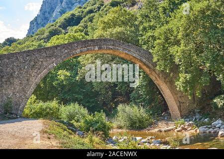 Die Brücke von Agios Vissarionas in Meteora, Thessalien, Griechenland. Die Brücke wurde 1514 errichtet und liegt inmitten einer bemerkenswerten Landschaft Stockfoto