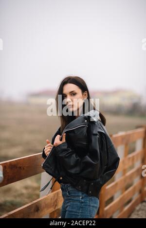 Portrait von stilvolle Dame mit Leder Rock Jacke an Kamera suchen Stockfoto