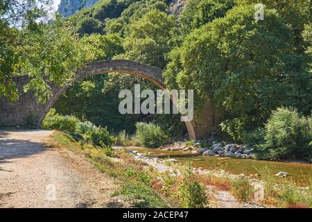 Die Brücke von Agios Vissarionas in Meteora, Thessalien, Griechenland. Die Brücke wurde 1514 errichtet und liegt inmitten einer bemerkenswerten Landschaft Stockfoto