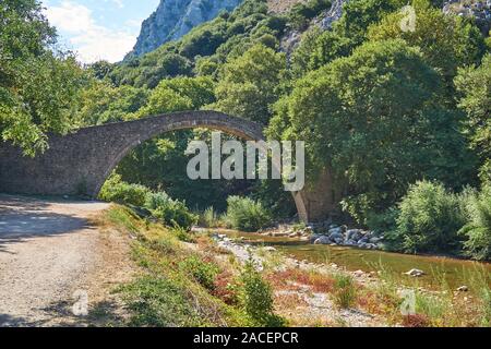 Die Brücke von Agios Vissarionas in Meteora, Thessalien, Griechenland. Die Brücke wurde 1514 errichtet und liegt inmitten einer bemerkenswerten Landschaft Stockfoto