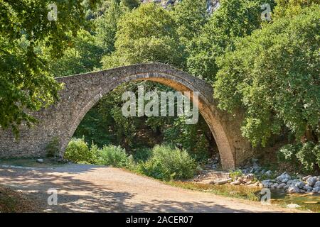 Die Brücke von Agios Vissarionas in Meteora, Thessalien, Griechenland. Die Brücke wurde 1514 errichtet und liegt inmitten einer bemerkenswerten Landschaft Stockfoto