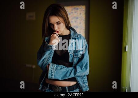 Porträt eines nachdenklichen jungen schönen Frau in Jeans Jacke Stockfoto