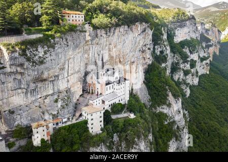 Antenne Panorama der Madonna della Corona Heiligtum, Italien. Die Kirche in den Felsen gebaut. Stockfoto