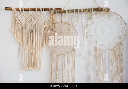 Innenraum der Schlafzimmer mit Bett im Boho Stil macrame. Nahaufnahme Stockfoto