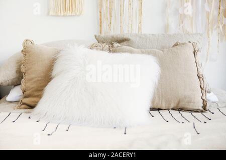 Innenraum der Schlafzimmer mit Bett im Boho Stil macrame. Nahaufnahme Stockfoto