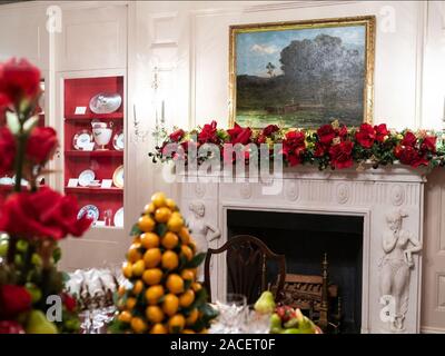 Washington, Vereinigte Staaten von Amerika. 02 Dez, 2019. WASHINGTON, DC - Dezember 02, 2019: Erste Dame Melania Trump stellt Weihnachten im Weißen Haus 2019: Erste Dame Melania Trump Credit: Stürme Media Group/Alamy leben Nachrichten Stockfoto