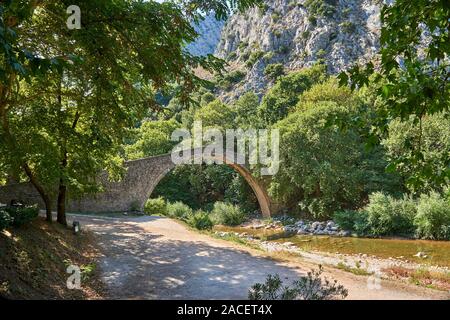 Die Brücke von Agios Vissarionas in Meteora, Thessalien, Griechenland. Die Brücke wurde 1514 errichtet und liegt inmitten einer bemerkenswerten Landschaft Stockfoto