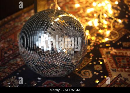 Retro Hintergrund für Poster mit Disco ball und vintage Teppich Stockfoto