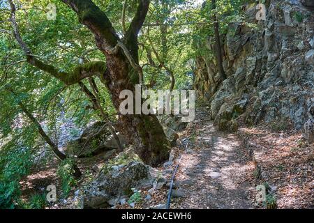 Die schöne Landschaft bei Pyli Trikalon in Meteora, Thessalien, Griechenland. Die Brücke von Agios Vissarionas liegt inmitten einer bemerkenswerten Landschaft. Stockfoto