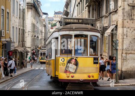 Die berühmten Lissabon Tram 28 im Stadtzentrum von Lissabon Portugal Stockfoto