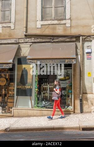 Frau geht Vergangenheit eine Weinhandlung in Lissabon Portugal hat eine Sandeman Port für die Werbung Stockfoto