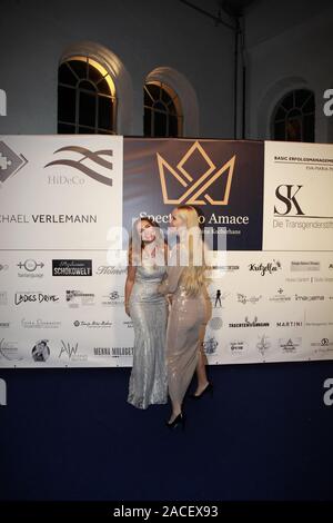 Doreen Leifheit und Sylvia Leifheit bei der Charity Gala-SK-WelcomeHome in der Reithalle in München am Stockfoto