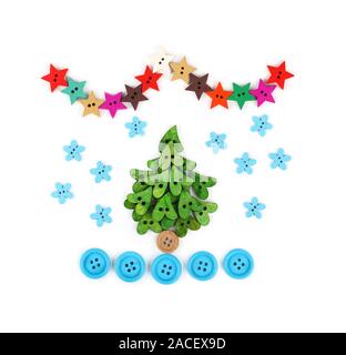 Close up Christbaumschmuck Collage aus bunten multicolor handgefertigten Holzmöbeln nähen Knöpfe auf weißem Hintergrund, erhöhte Ansicht von oben, direkt abov Stockfoto