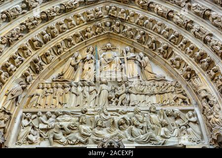 Notre Dame Steinarbeiten vor der Tür Stockfoto